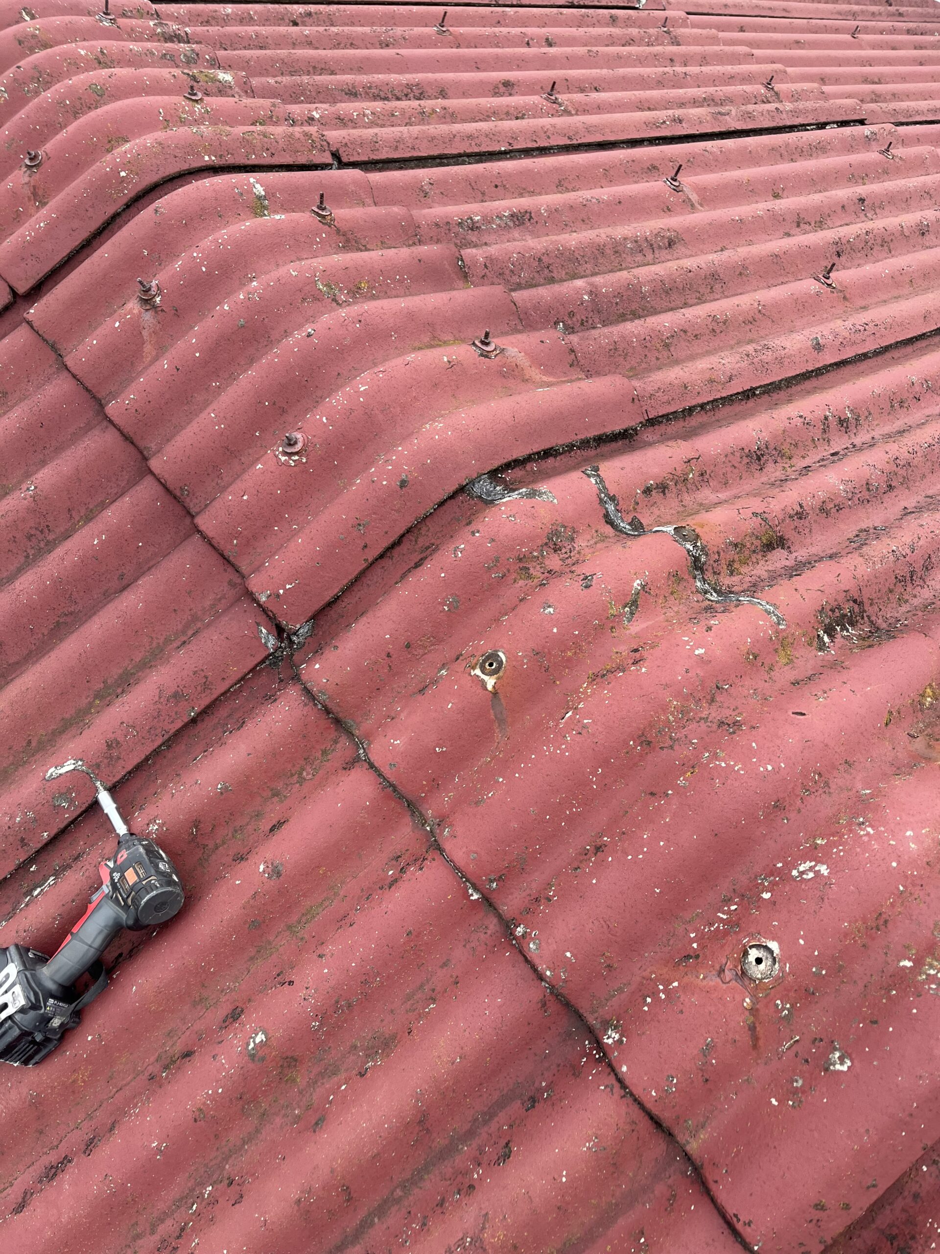 津市で倉庫波型スレート屋根雨漏り修理