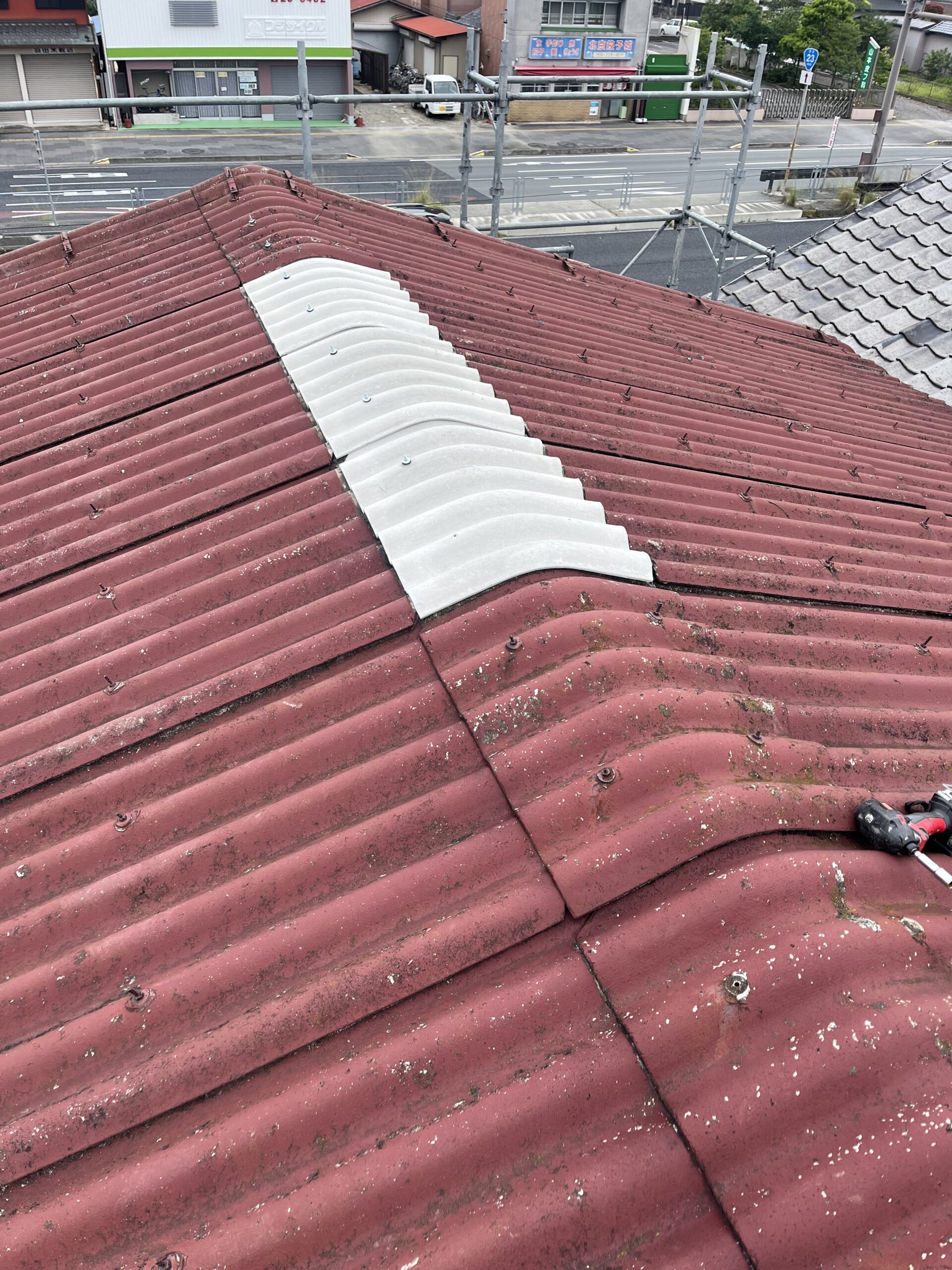 津市で倉庫波型スレート屋根雨漏り修理