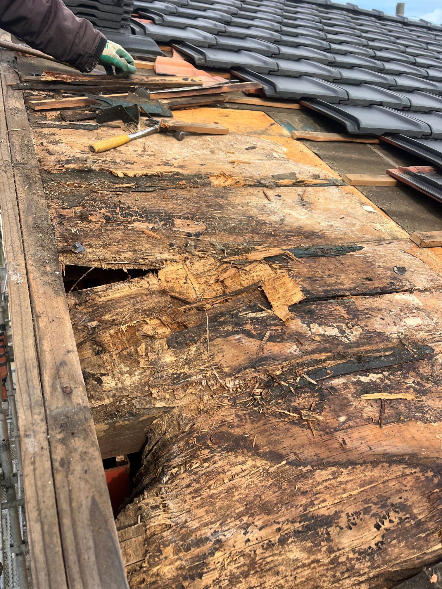 津市河芸町で平板瓦屋根修理